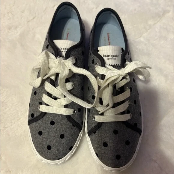 Kids Gray Polka Dot Sneaker sze 8 - Picture 2 of 8